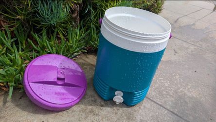 Vintage Drink Cooler 2 Gal Push Spout Igloo 90s Retro Dispenser