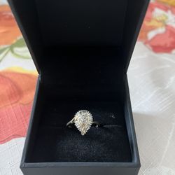 KAY’S BRAND NEW NATURAL (NOT LAB GROWN) GENUINE DIAMOND RING. 💍💍.  10KT YELLOW GOLD.  SIZE 7 (CAN BE SIZED). 1.0 CARAT TOTAL WEIGHT.  ONLY $350 🔥💍