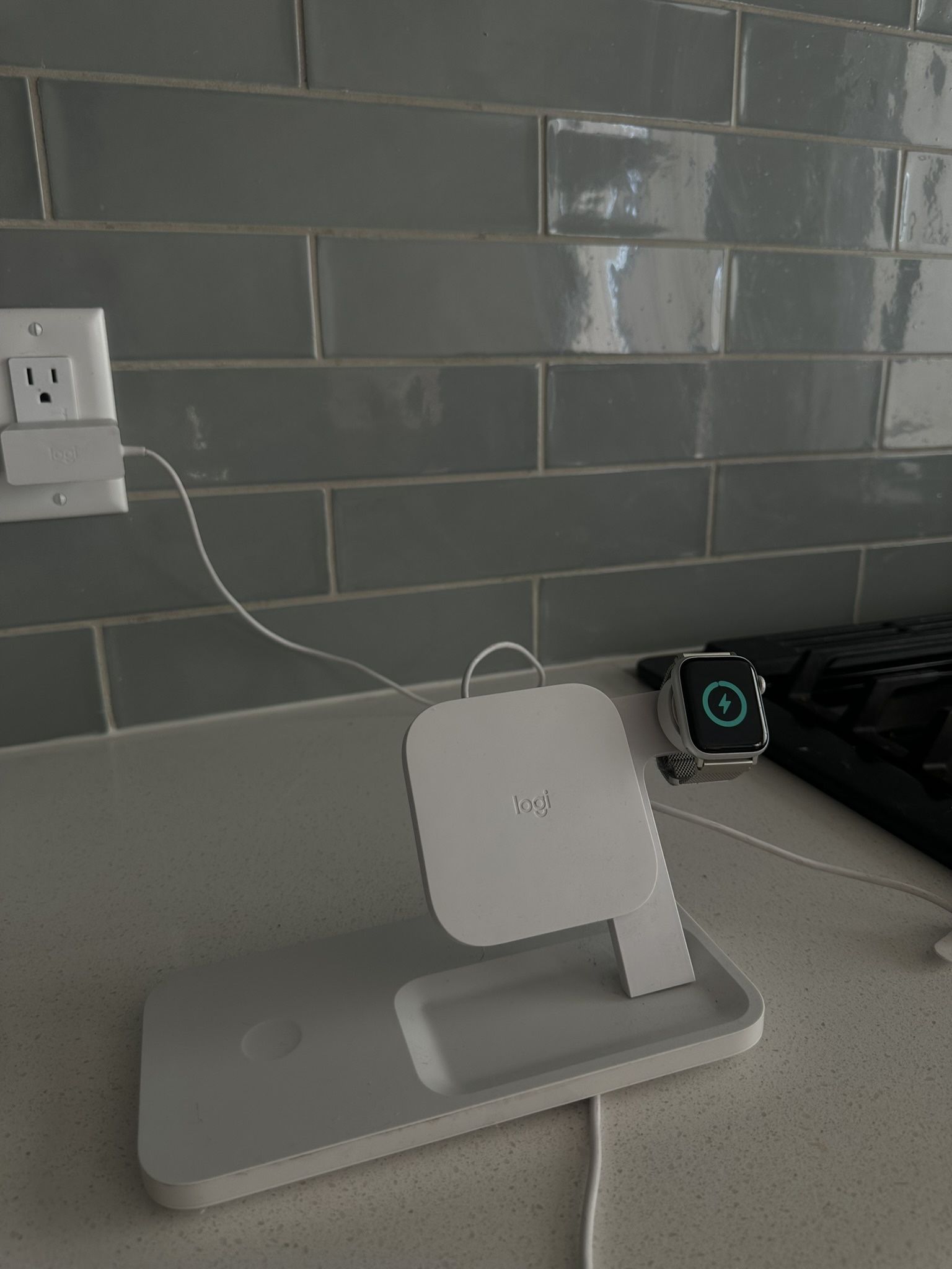 Apple Watch SE 1st Gen + 3 in 1 dock