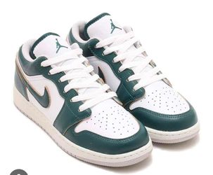 Jordan 1 Low Se Oxidized Green 6.5 Y Men, women size 8