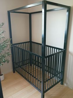 Stunning canopy style crib