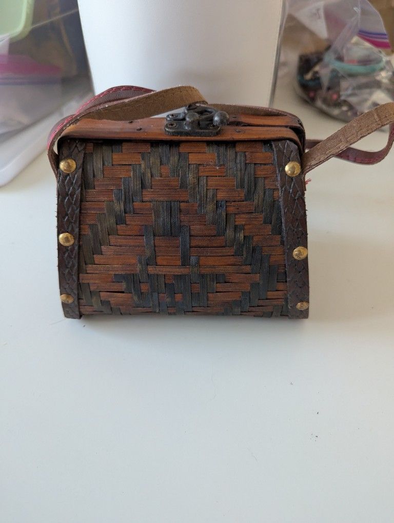 VINTAGE SMALL WICKER & WOOD BROWN AND BLACK PURSE HANDBAG 6" BY 5" BY 4"