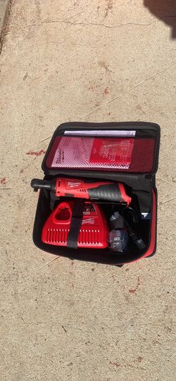 Milwaukee M12 12V Lithium-Ion Cordless 3/8 in. Ratchet Kit