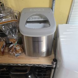 Frigidaire tabletop Ice Maker 