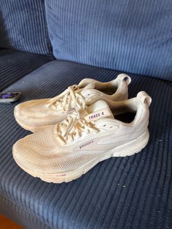 LADIES BROOKS 9 1/2