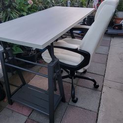 Desk and chair like new