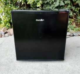 Mini Fridge Stays Ice Cold 17 1/2" W X 18 1/2" D X 19" T