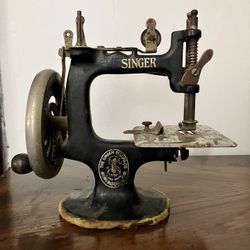 Antique Miniature Singer Sewing Machine 