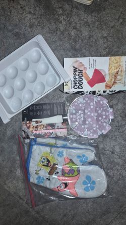 Kitchen Lot – Egg Tray, Pizza Cutter, Oven Mitts & More