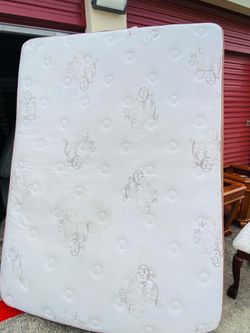 Queen mattress and Boxspring/ used/free delivery
