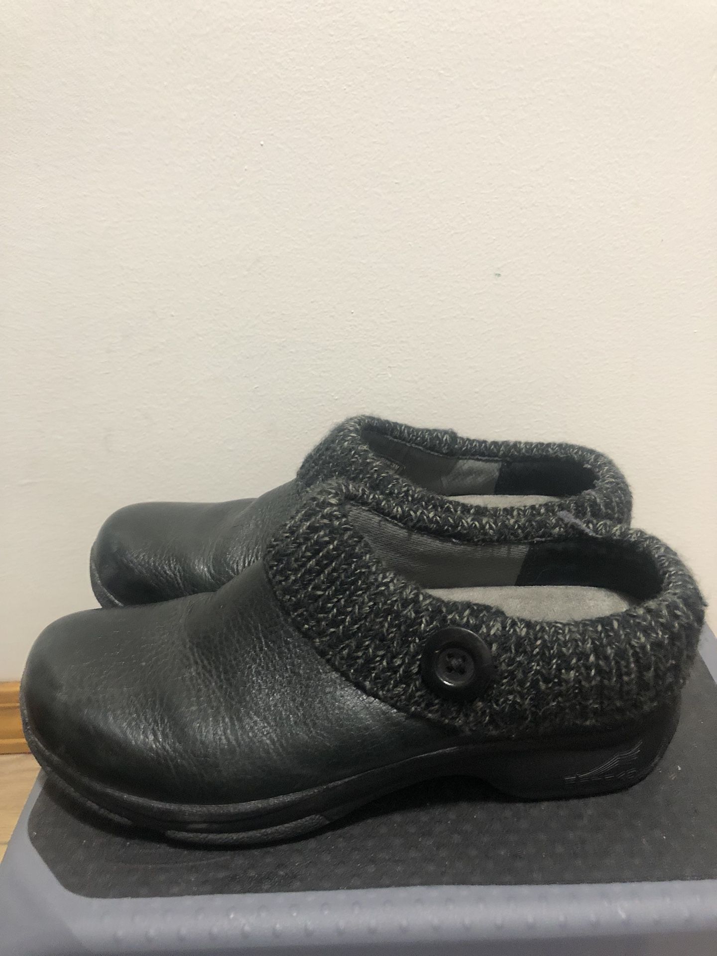 DANSKO Kenzie Women’s Black Leather Sweater Knit Slip On Clog Size 39/8.5US