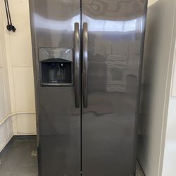 FRIGIDAIRE BLACK STAINLESS SIDE BY SIDE REFRIGERATOR 