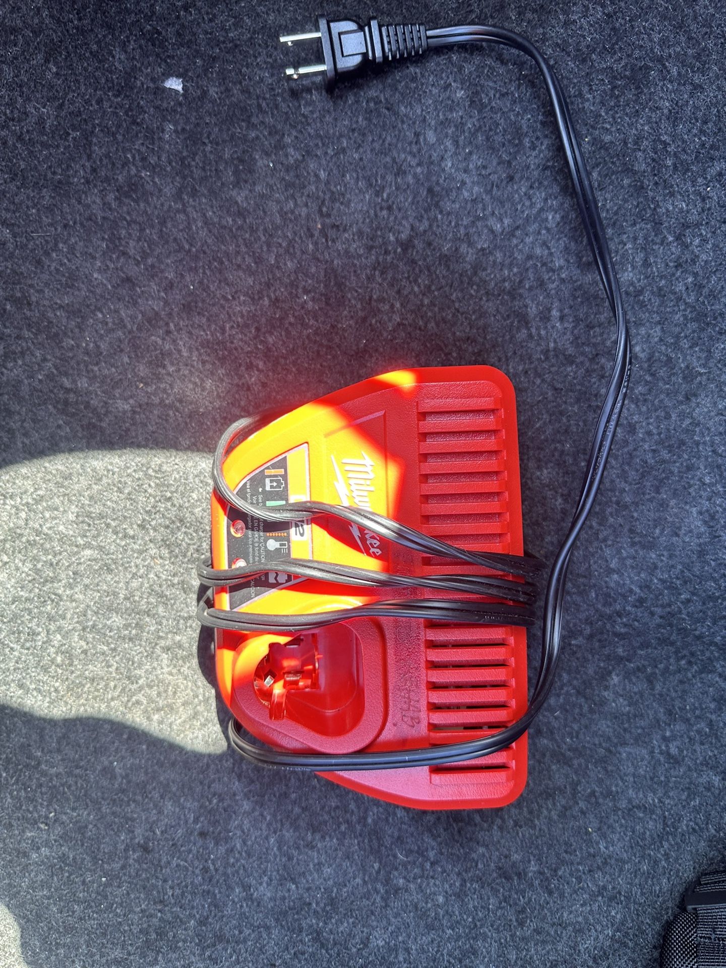 Cargador M12 Milwaukee