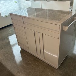Kitchen Island With Quartz Top