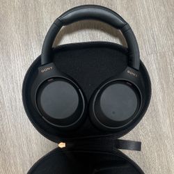 Sony - WH1000XM4 Wireless Noise-Cancelling Over-the-Ear Headphones - Black