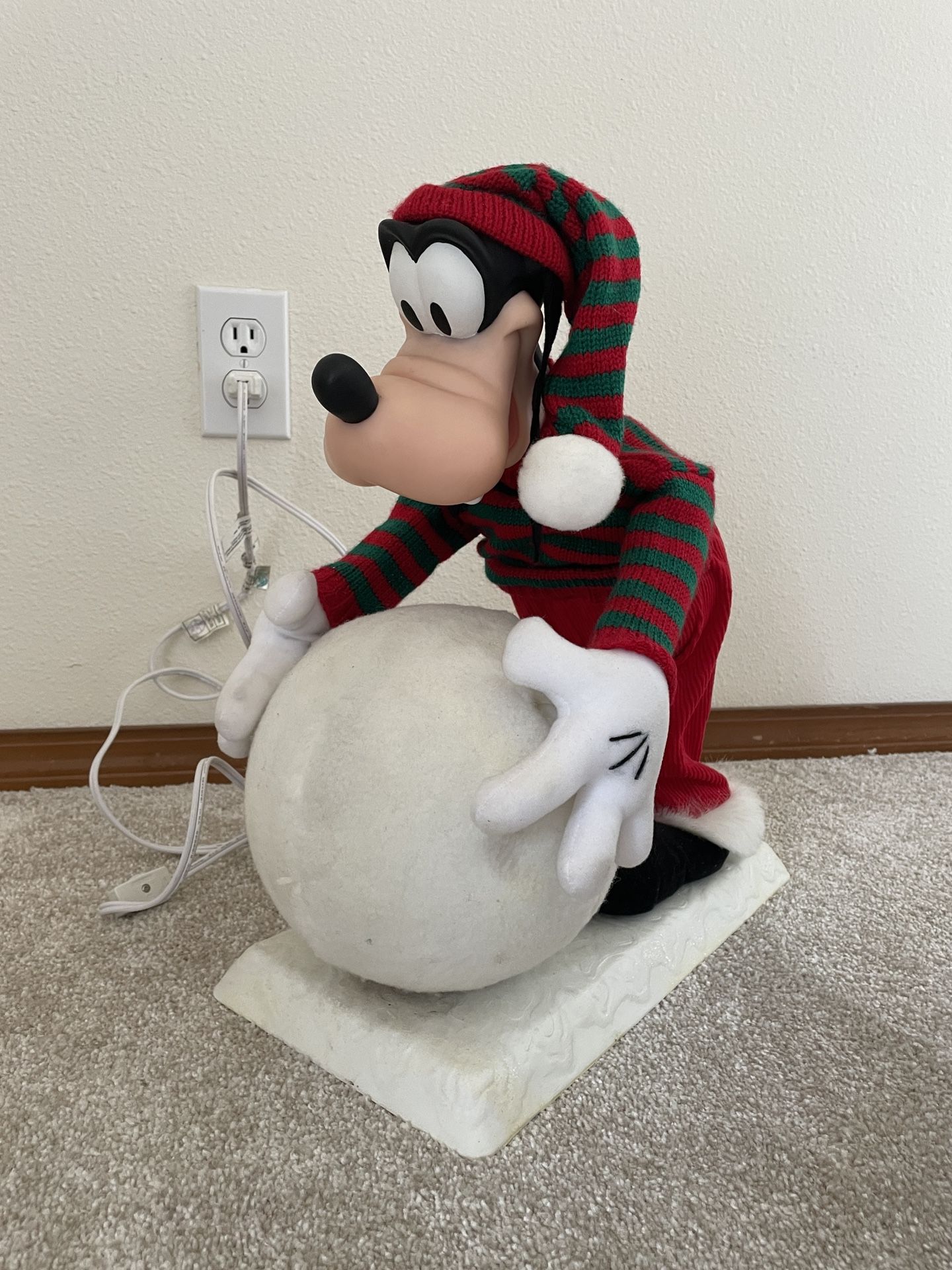 Vintage Animated Goofy Rolling Snowball