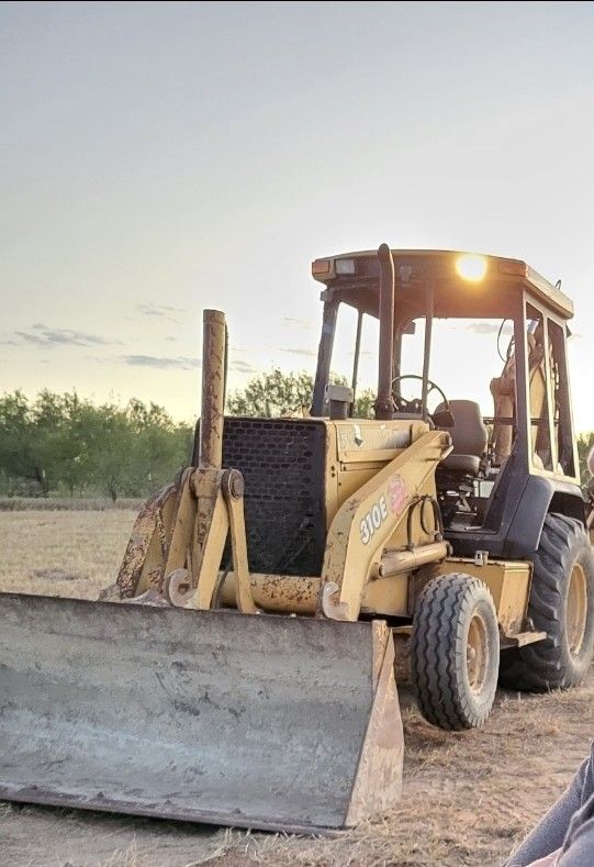 310 Backhoe John Deer 