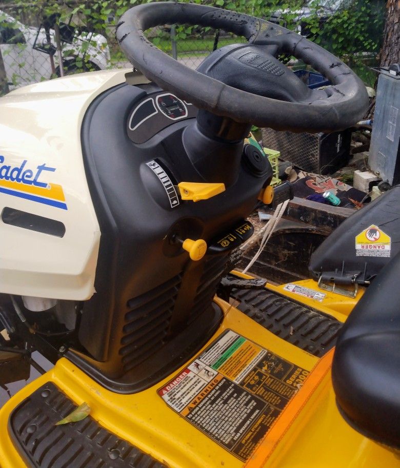 48" Cut Cub Cadet LT 1045 Hydrostatic Drive for Sale in Theodore, AL