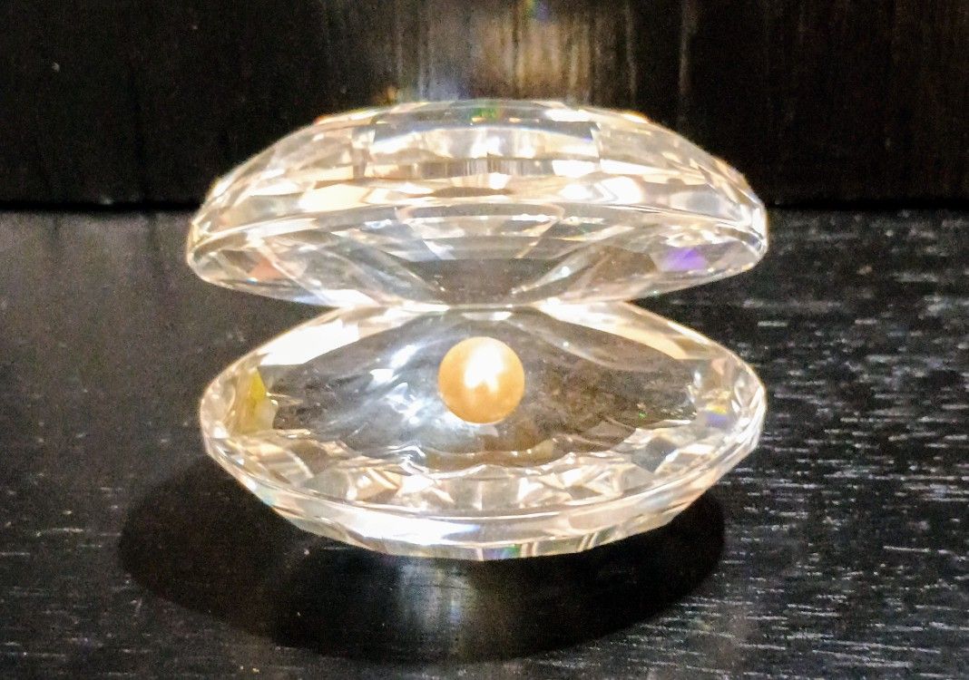 Swarovski Crystal Clam Shell with a Pearl