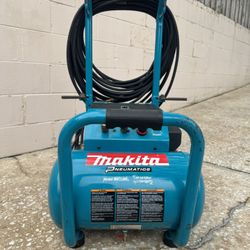 Makita Pneumatics Air Compressor 3.0 HP 5.2 Gallon 