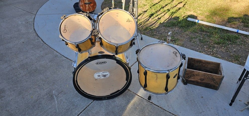 Tama Drum Set