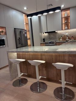 Set of 3 White Bar Stools – Good Condition