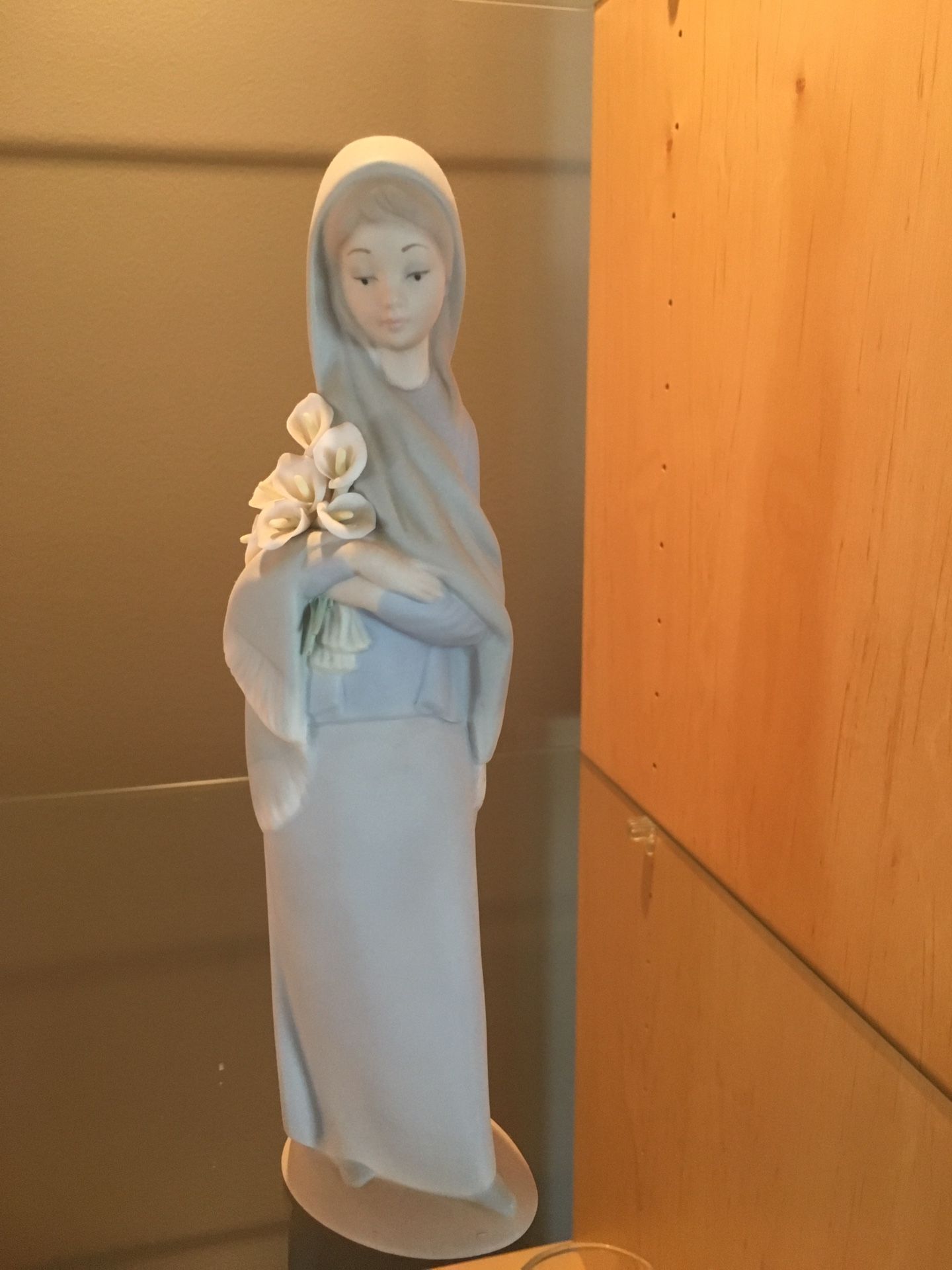 Lladro figurine retired “Girl with Calla Lillies” #4650 matte finish
