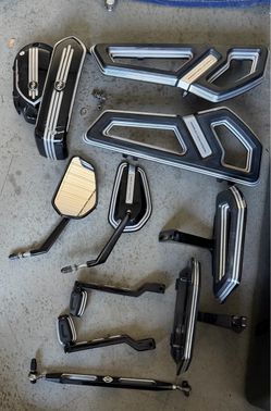 Motorcycle pieces for sale will separate 800 for the motor pieces 200 for the outer fairing￼