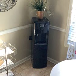 Primos Filtered Water Dispenser W/ 5 Gallon Jugs