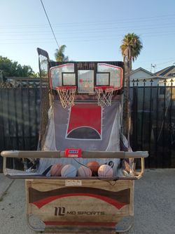 Basketball hoop game