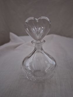 Crystal Glass Perfume Bottle with Heart Stopper