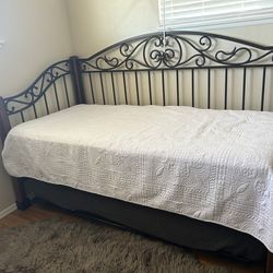 Twin daybed with trundle