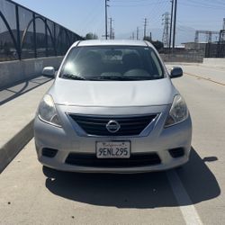 2014 Nissan Versa SV 1.6 Sedan