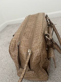 Stylish handbag with a spacious interior and multiple pockets