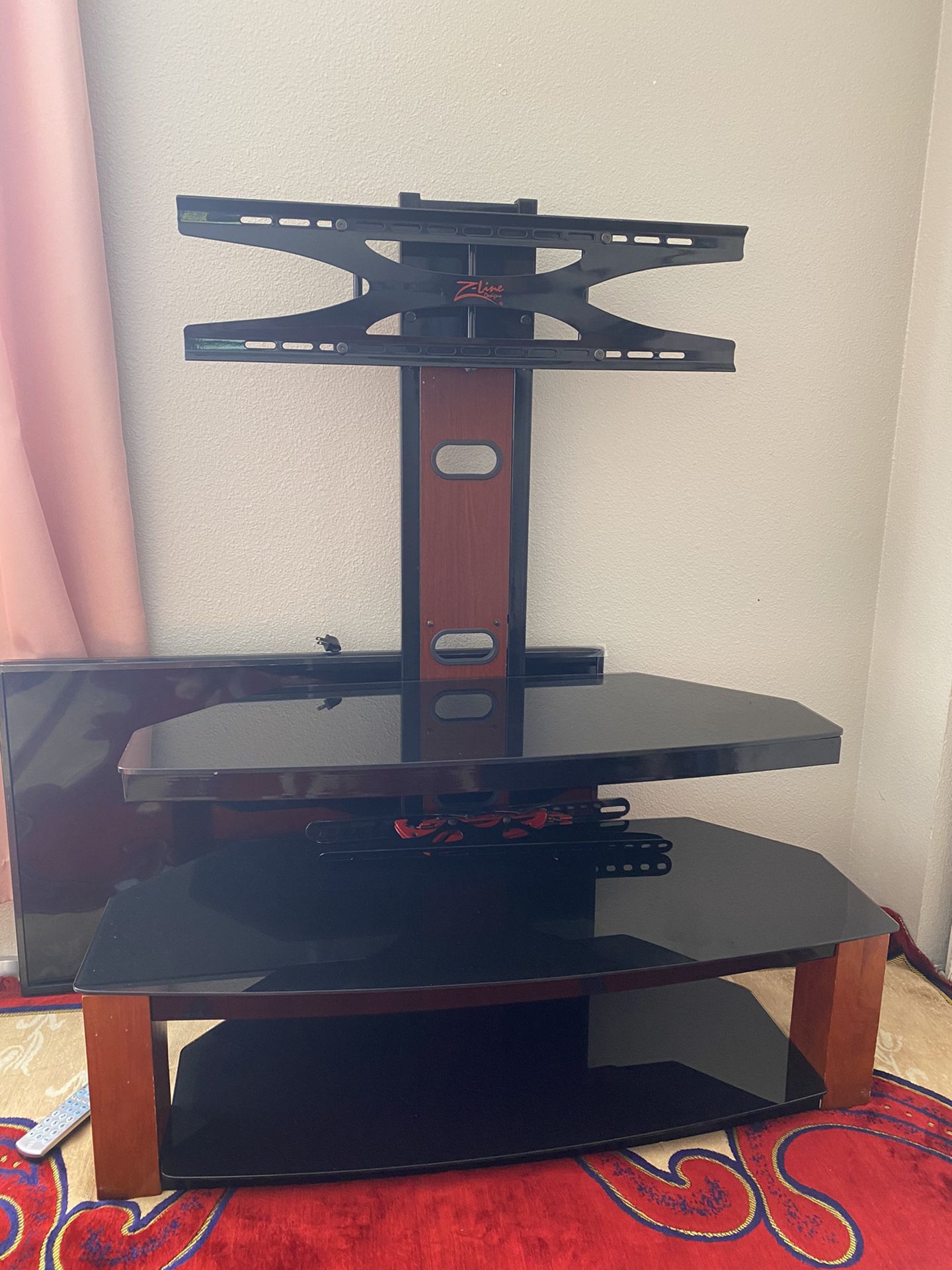 Tv stand in Excellent condition with LG tv 43 in but tv is broken as you see in the picture