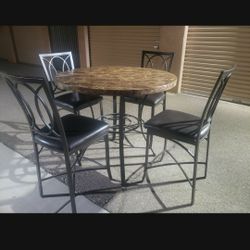 High Table W/4 Bar Stools Excellent Condition 