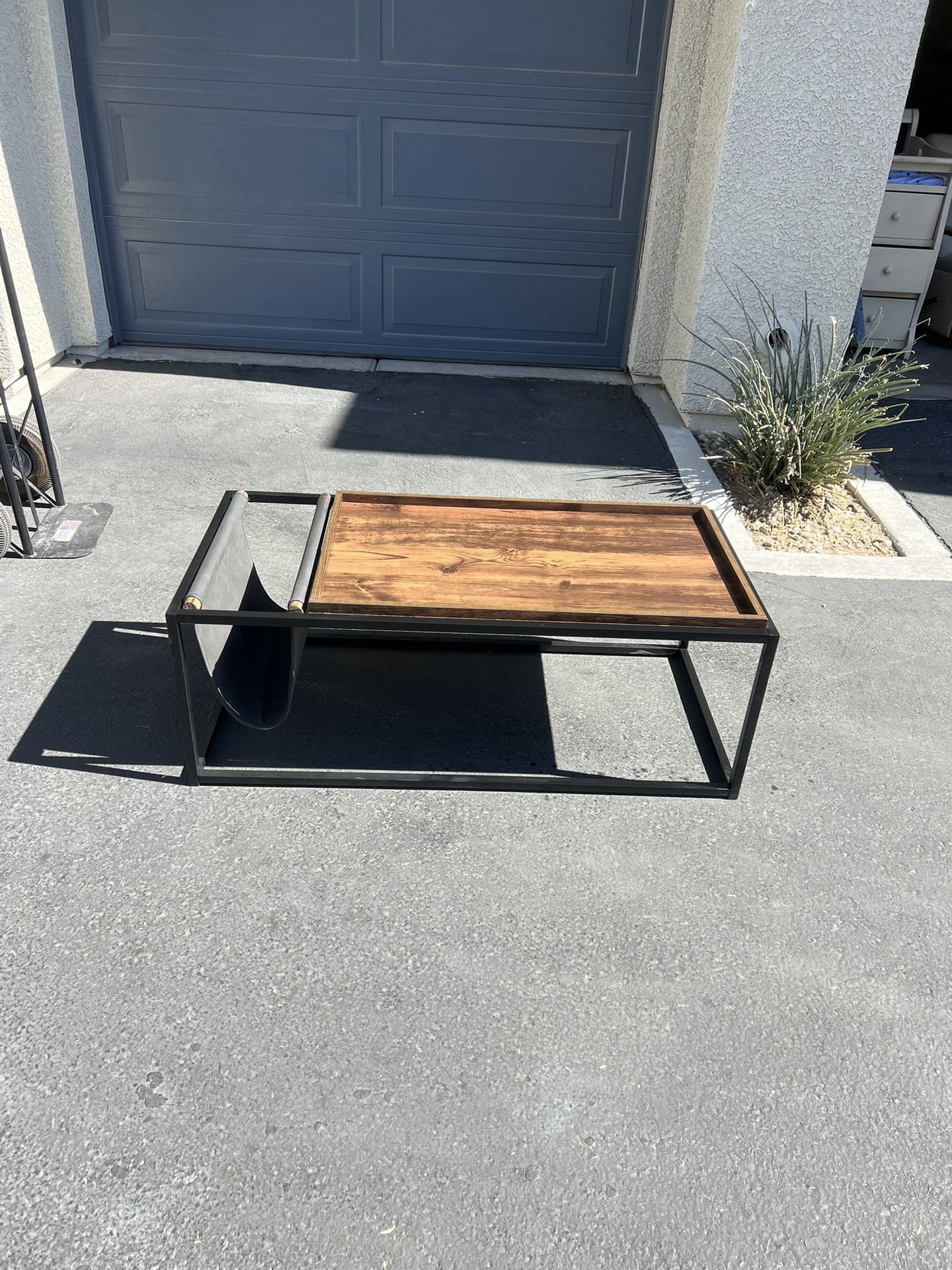 Coffee Table W/Magazine Rack