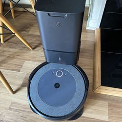 iRobot Roomba i4 Vacuum Cleaner