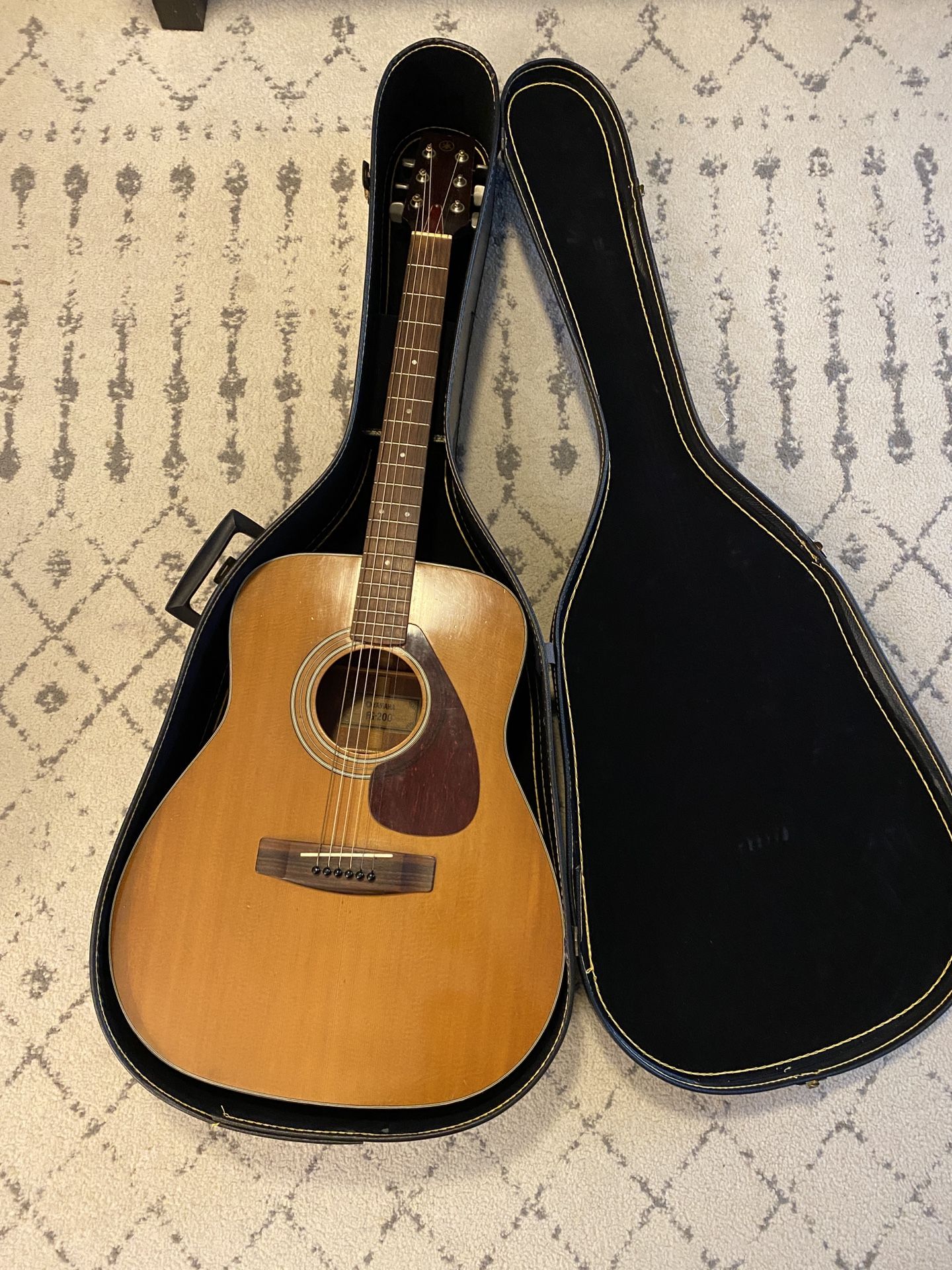 Yamaha FG-200 Acoustic Vintage Guitar With Case