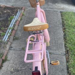  Beautiful Pink Huffy Deluxe beach   bike