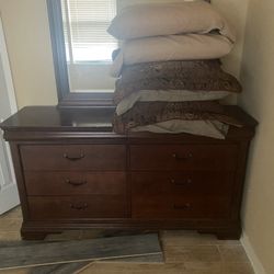 Dresser With Mirror