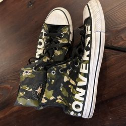 Converse High Top canvas Camo pattern like new men size 9.5 but fits like 11 men’s
