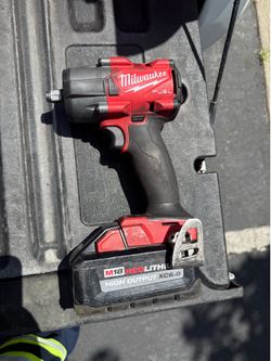 Milwaukee mid torque impact 1/2 in with 6.0 battery