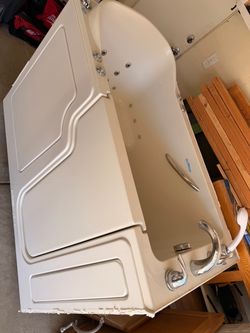 Safe step jacuzzi tub