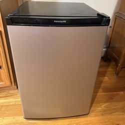 Frigidaire 22 in. 4.5 cu. ft. Mini Fridge and Freezer Compartment 