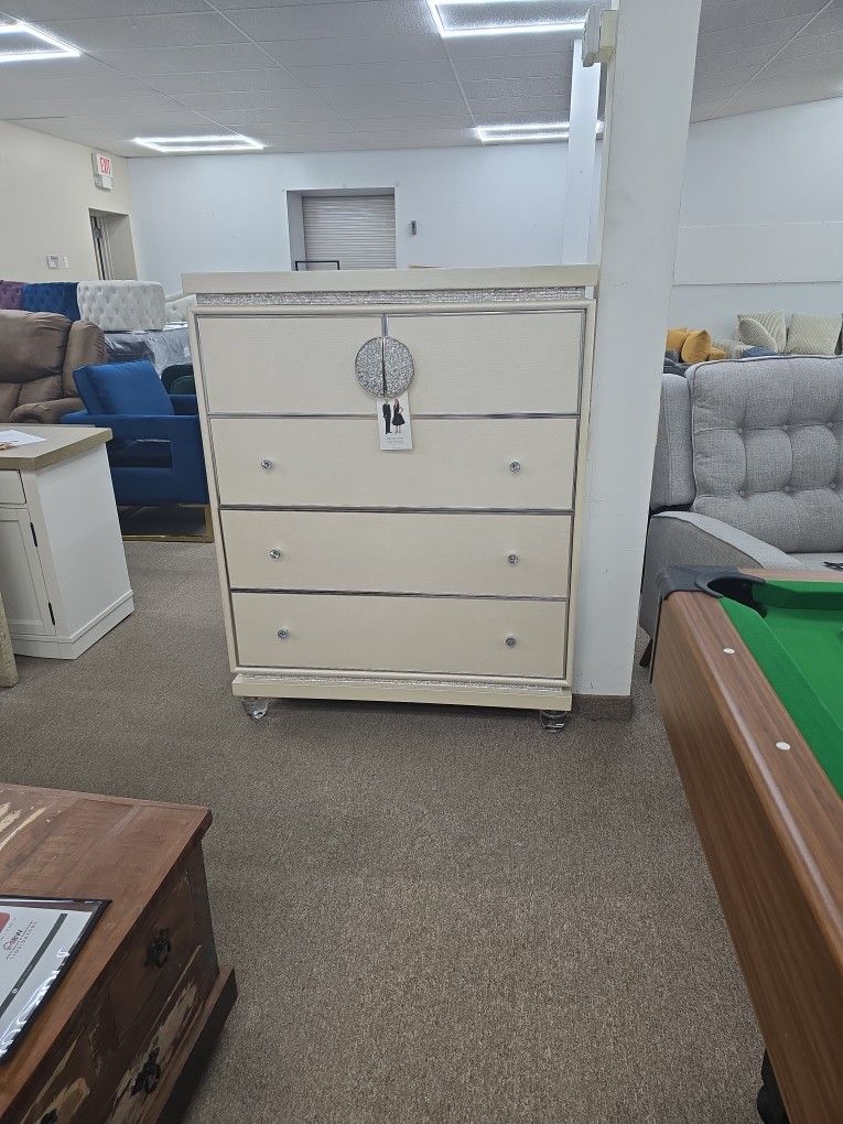 Glimmering Heights
Upholstered 5 Drawer Chest