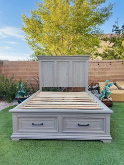 BEAUTIFUL QUEEN STORAGE BED FRAME ( FREE DELIVERY 🚚 FIRST FLOOR ) GREAT CONDITION 🥰👌🏻