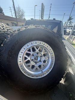 KMC GRS (Ford Raptor) 17x8.5 +0 
 GLOSS SILVER W/ MACHINED FACE
With K02 (315/70/17) "oem 35's"