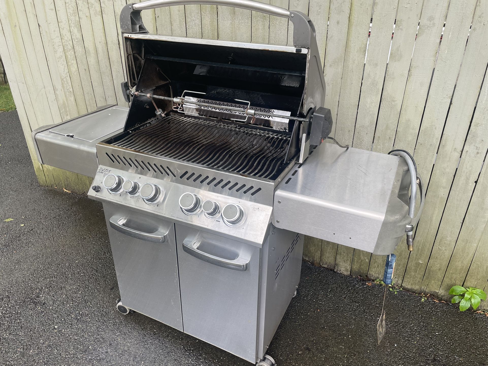 Napoleon Grill- Nat. Gas- W/ Rotisserie