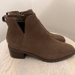 LIKE NEW- Blondo Boots Size 8.5